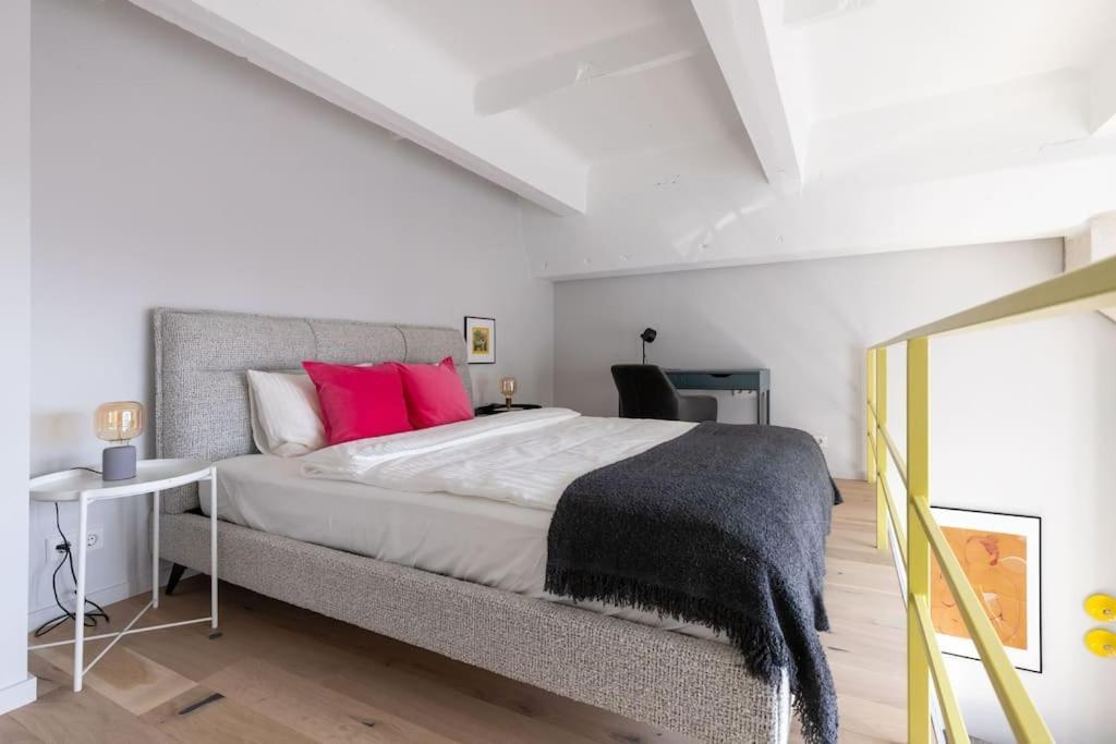 Butas Artsy Design Loft - Hip District Uptown