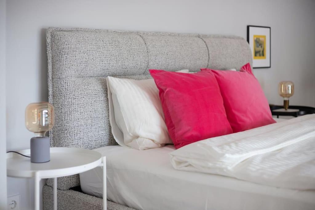 Butas Artsy Design Loft - Hip District Uptown *