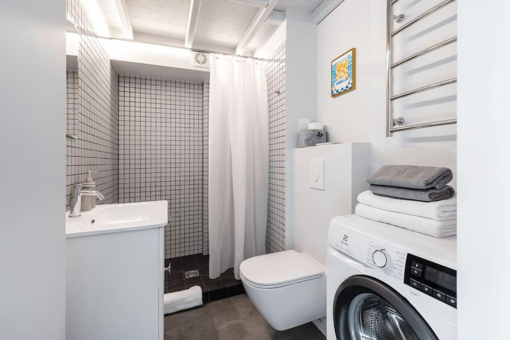 Artsy Design Loft - Hip District Uptown *